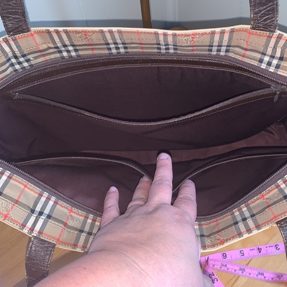 Burberry's Double Handle Large Beige Tote Shadow Horse Haymarket Check Trim GUC - Picture 9 of 13